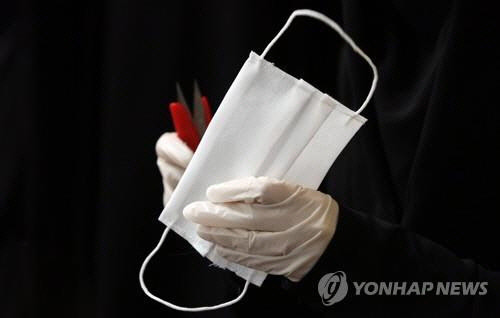안전성평가연구소는 일회용 마스크의 주원료인 폴리프로필렌이 나노플라스틱으로 잘게 쪼개져 폐 손상을 유발한다는 사실을 밝혀냈다.